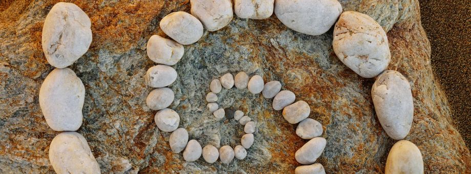 une spirale de pierres