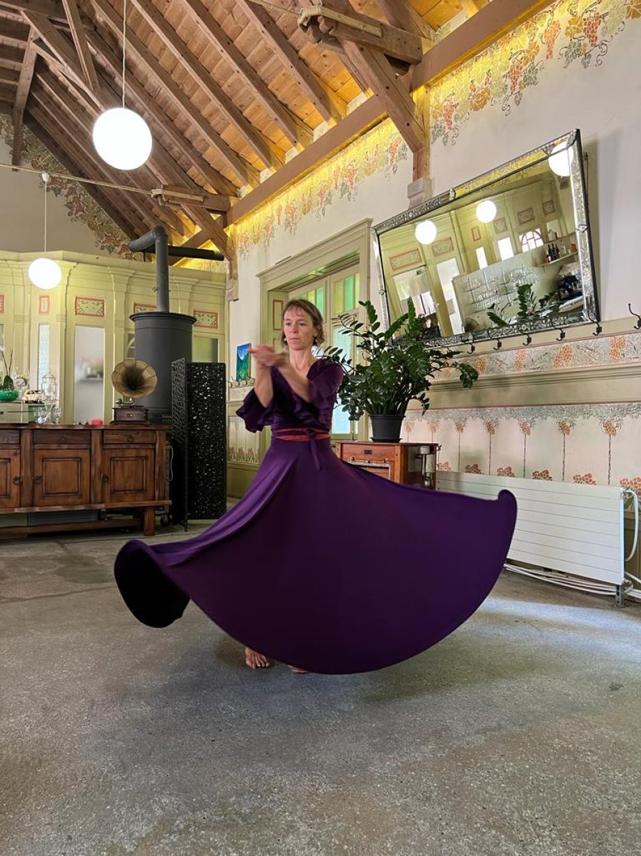 une femme danse