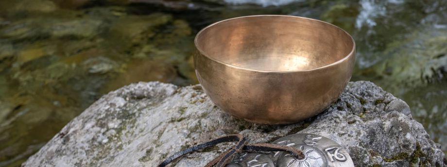 un bol sonore sur une pierre